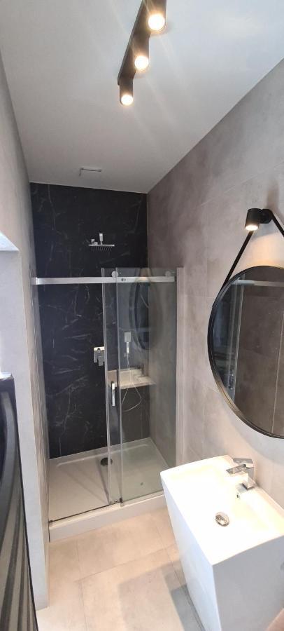 Apartsuites I Sorau Zary  Ngoại thất bức ảnh A shower enclosure