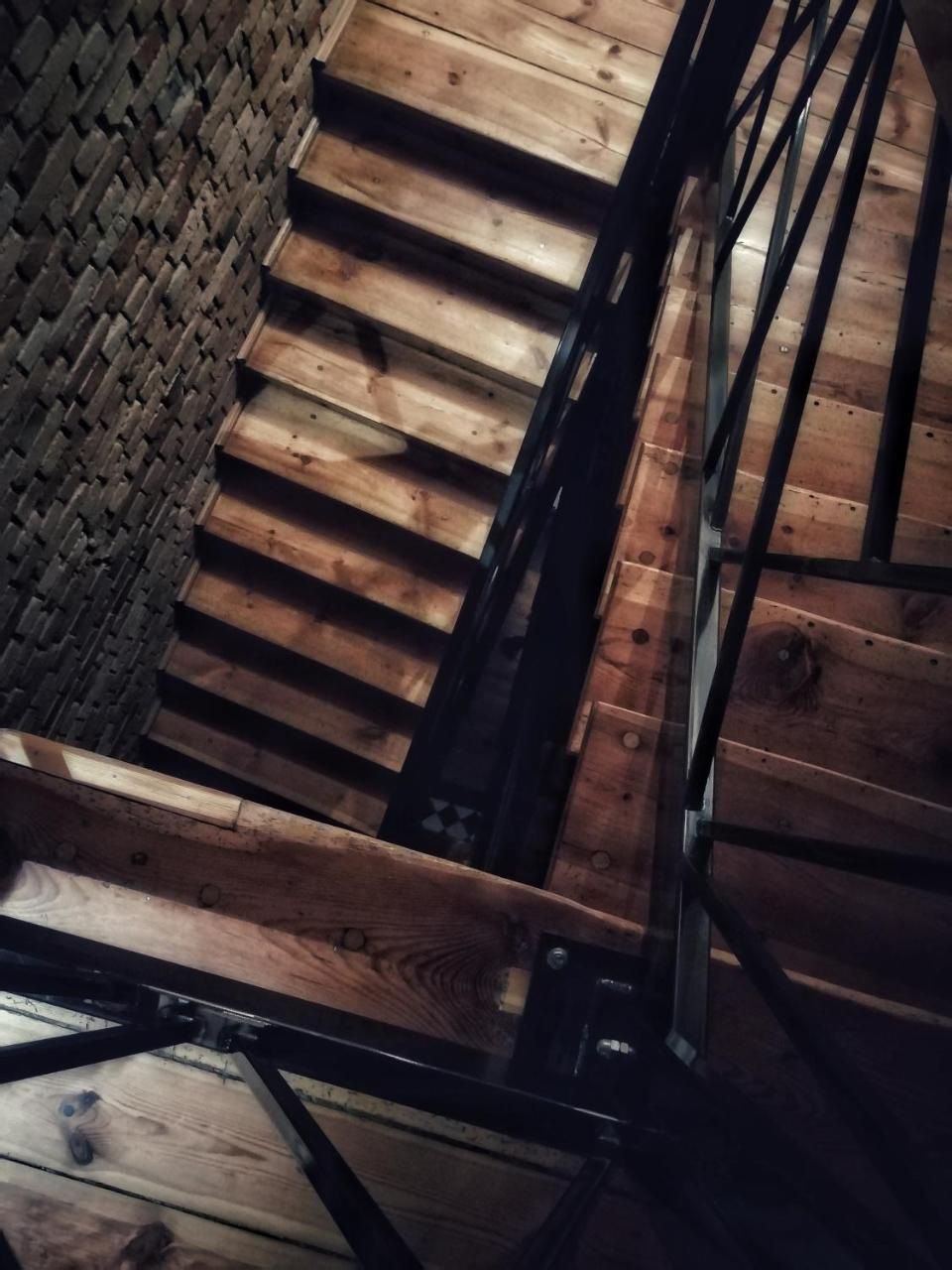 Apartsuites I Sorau Zary  Ngoại thất bức ảnh Stairs in the tower