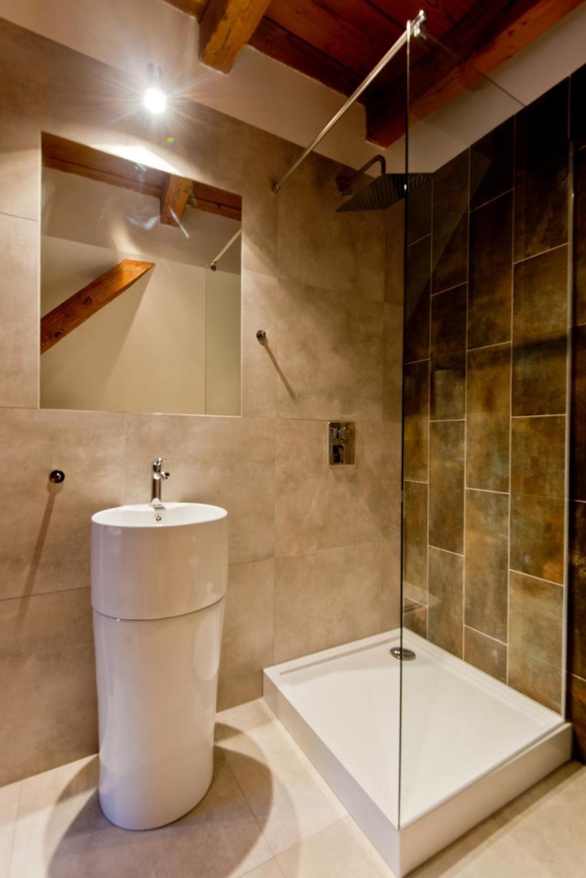 Apartsuites I Sorau Zary  Ngoại thất bức ảnh A shower enclosure