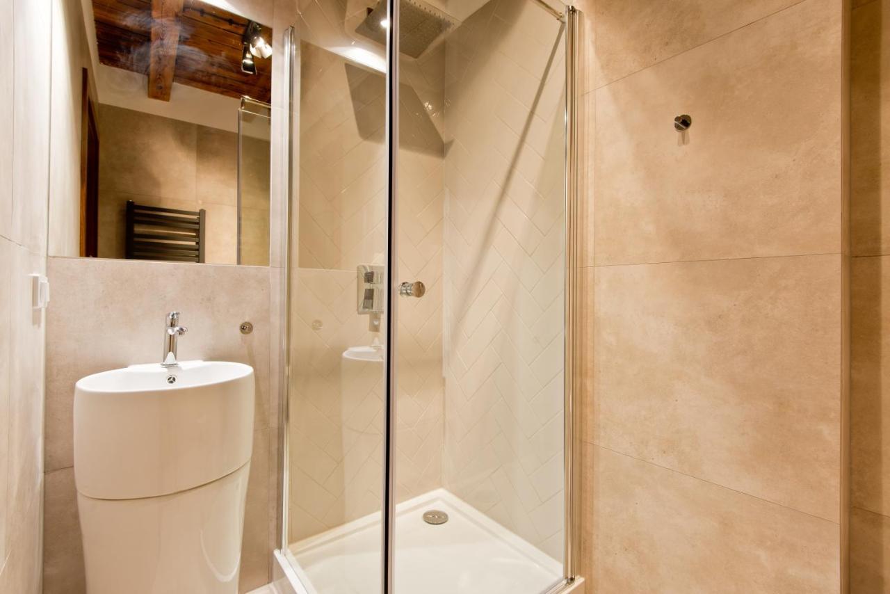 Apartsuites I Sorau Zary  Ngoại thất bức ảnh A shower cubicle