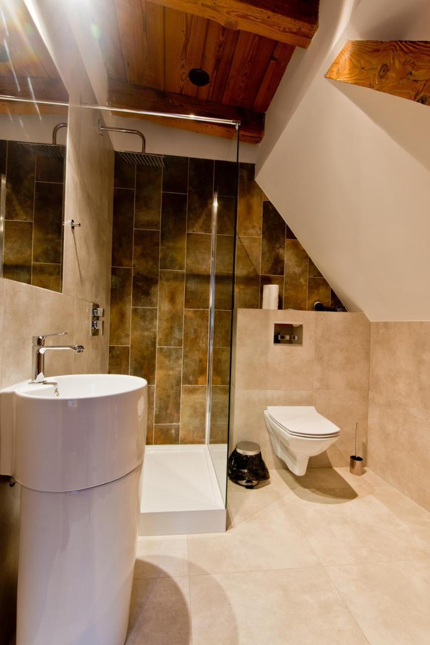 Apartsuites I Sorau Zary  Ngoại thất bức ảnh A wet room