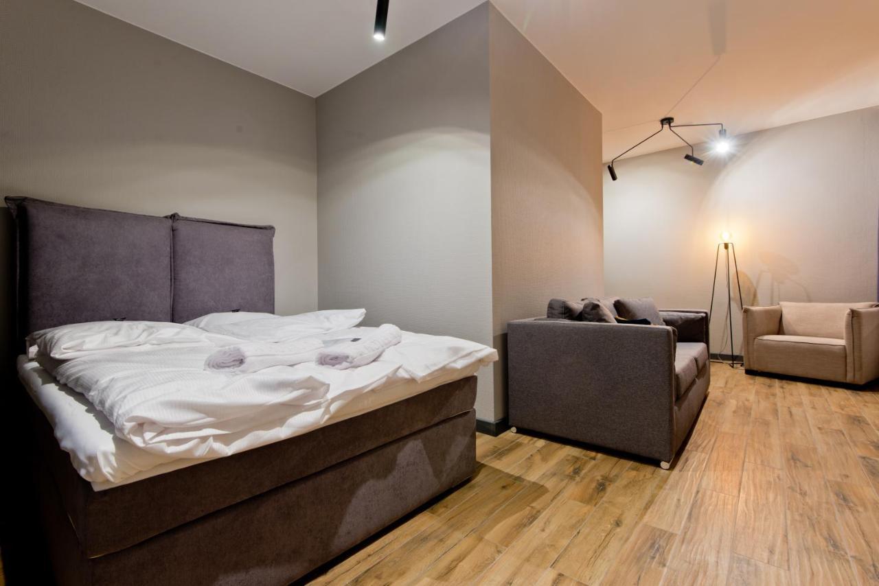 Apartsuites I Sorau Zary  Ngoại thất bức ảnh A bedroom with a sofa bed