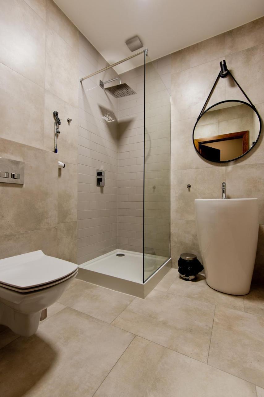 Apartsuites I Sorau Zary  Ngoại thất bức ảnh A shower cubicle
