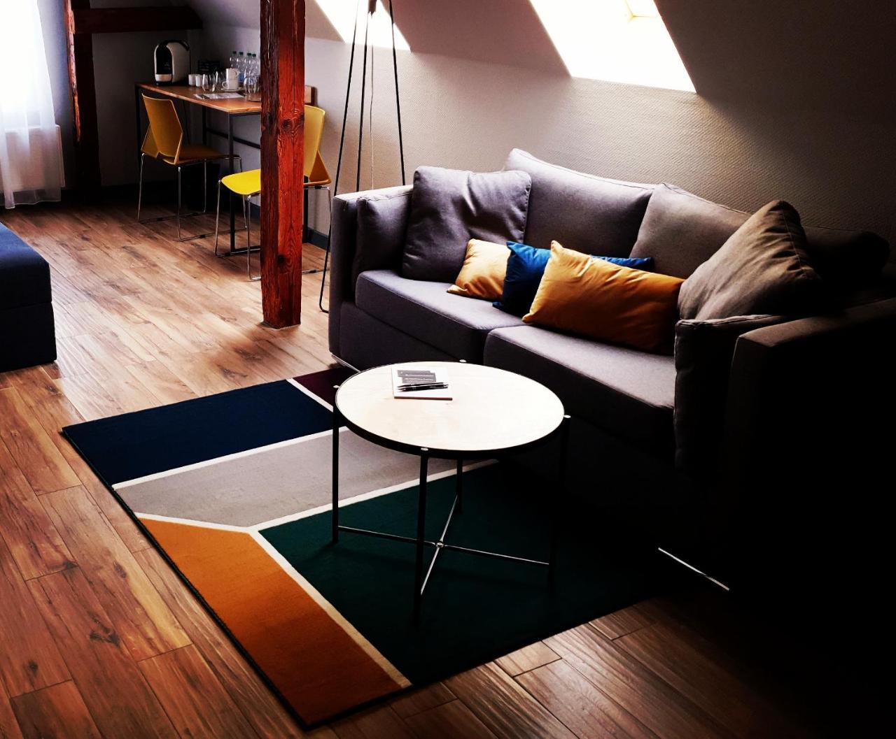 Apartsuites I Sorau Zary  Ngoại thất bức ảnh A living room with a sofa